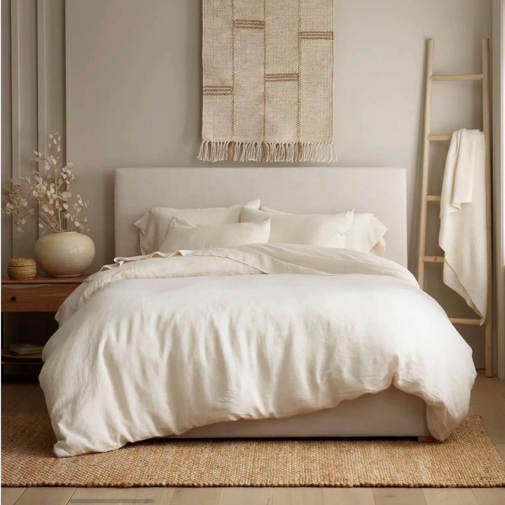 NEW Quince luxury bedding. Full/Queen European linen duvet set. 100% linen.